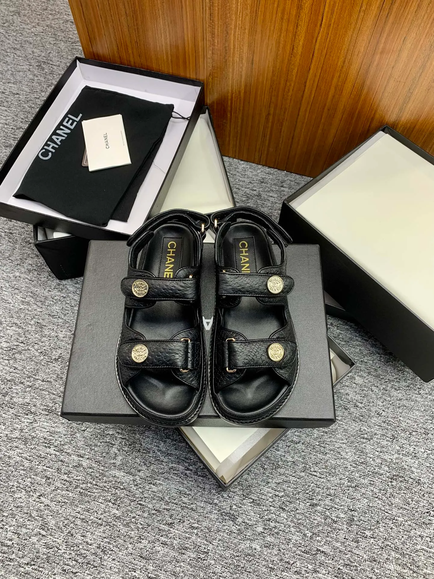 👟👟Ex-factory price 480👟👟 👑Crown👑Top purchasing version✈️ CHANEL Xiaoxiang 2022 spring and summer latest season double C Velcro casual sandals! Summer beach sandals 🏖️! A sandal that is super comfortable on your feet! A must-have classic! ✊Adhere to the original 1:1 mold customization! Feel free to compare! Give you a genuine foot feel! The first choice for high-end customers to purchase ❤️ [Material] 👑 Fabric: Original customized pebbled cowhide/satin buckle 👑 Lining: Original imported water-dyed sheepskin 👑 Outsole: Original open-molded genuine leather outsole [Number of yards] 35-41 (⚠️34/41 needs to be customized, non-refundable and non-exchangeable) [Packaging] 🎁Configured with original packaging
